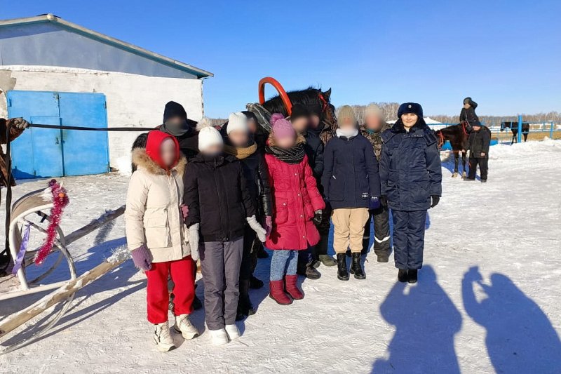 Макушинские полицейские совместно с представителем Общественного совета организовали для ребят из школы-интерната экскурсию на конный завод